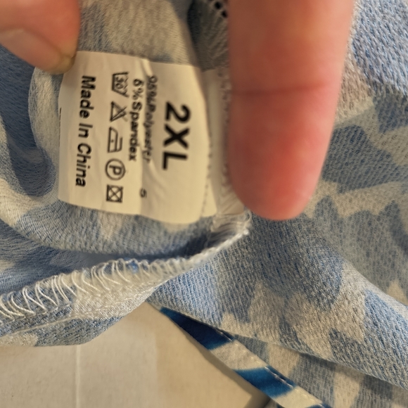 Unknown Womans V Neck Tie Front Blue /White Patterned Loose Fit Sheer Shirt 2XL - Picture 2 of 8